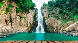 красивый водопад в Таиланде 