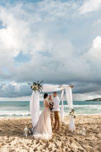 свадебная церемония на пляже красивое фото