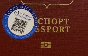 прохождение теста на коронавирус в Дубае - наклейка на паспорт